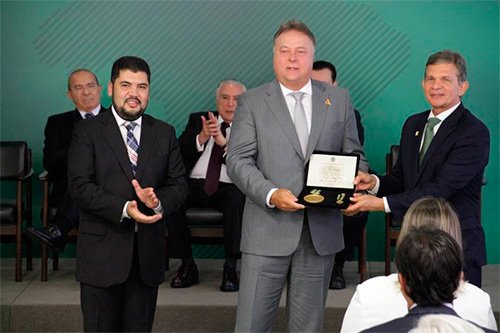 Harry Schmelzer Jr. recebe a condecoração do Ministro da Indústria, Comercio Exterior e Serviços, Marcos Jorge, e do Ministro da Defesa, Joaquin Silva e Luna