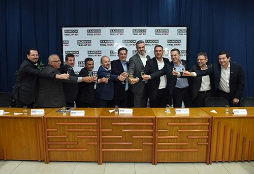 Diretorias das empresas Randon e Grupo Triel-HT comemoram a formalização da nova empresa. (Crédito:Arquivo Randon)