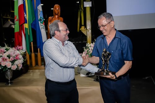 Iberê Roberto Duarte recebe o título de Fundidor do Ano das mãos de Luiz Carlos Guedes, consultor da Fundição Tupy.